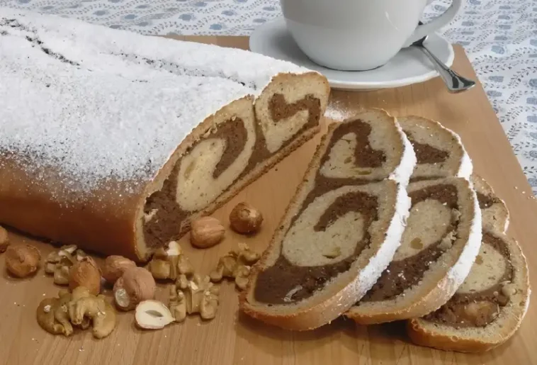 Saftiger Quarkstollen mit Nussfüllung