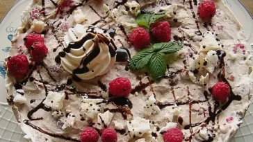 Eistorte Baiser mit Himbeeren