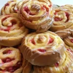 Johannisbeer-Schnecken mit leckerer Puddingfüllung