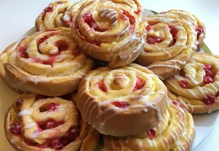 Johannisbeer-Schnecken mit leckerer Puddingfüllung