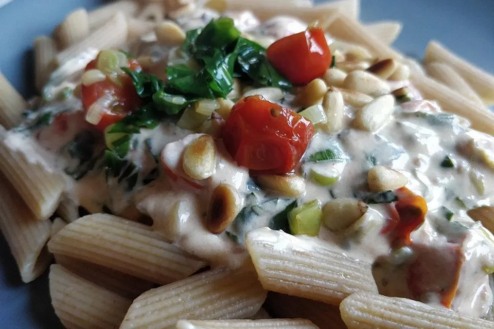 pasta-mit-baerlauch-frischkaese-sosse-und-cocktailtomaten - Best Rezepte