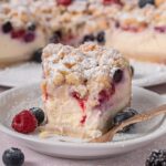 Cremiger Beeren Streuselkuchen