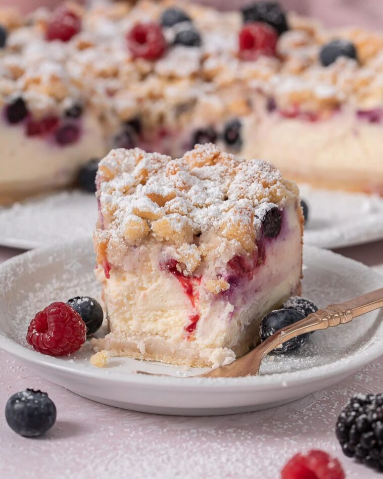 Cremiger Beeren Streuselkuchen