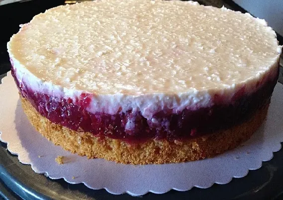 Himbeer-Kirsch-Joghurt-Torte