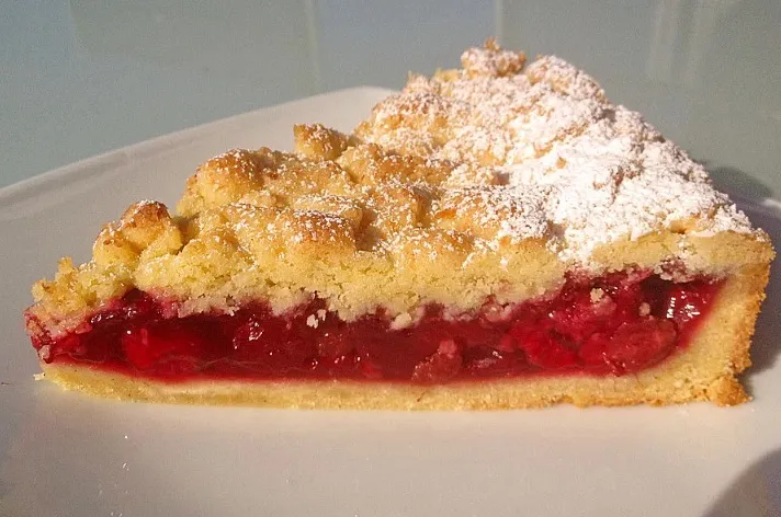 Kirsch-Himbeer-Kuchen mit Kokosstreuseln