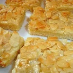 Saftiger Blitzkuchen vom Blech mit Mandeln