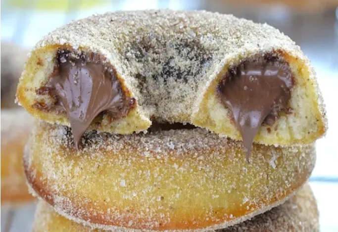 DONUTS GEFÜLLT MIT NUTELLA