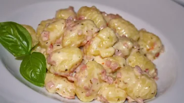 Cremige Gnocchi in Käse-Knoblauch-Schinkensoße