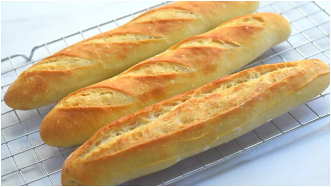 KNUSPRIGE FRANZÖSISCHE BAGUETTES