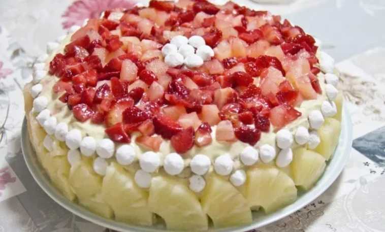 KUCHEN mit ERDBEERCREME und ANANAS