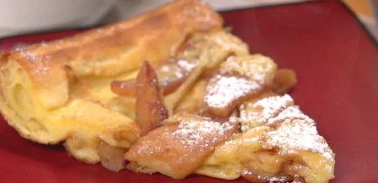 Leichter Ofenpfannkuchen mit saftigen Äpfeln