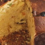 Panettone mit kandierten Früchten und Pinienkernen