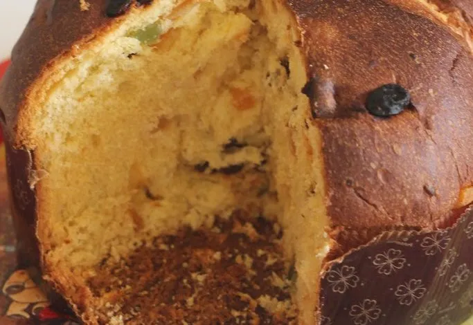 Panettone mit kandierten Früchten und Pinienkernen