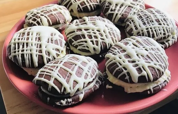 Red Velvet Whoopie Pies