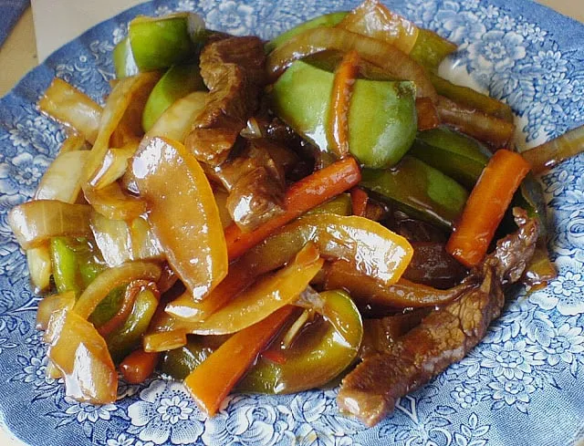 Saftiges Rindfleisch mit Zwiebeln