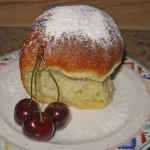 Rohrnudeln mit Kirschen