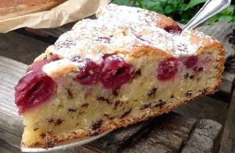 Saftiger rührkuchen mit kirschen