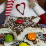 Sandwich-Weihnachtsbaum mit Nutella, Smarties und Kokosnuss
