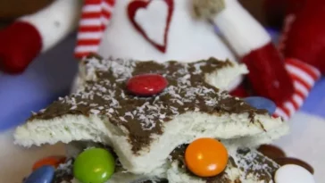 Sandwich-Weihnachtsbaum mit Nutella, Smarties und Kokosnuss