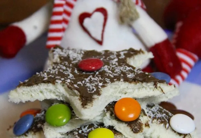 Sandwich-Weihnachtsbaum mit Nutella, Smarties und Kokosnuss