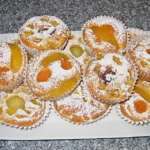 apfelkuchen-ohne-reue Zutaten: 4 Äpfel (geschält, entkernt und in dünnen Scheiben) 200 g Vollkornmehl 100 g Mandelmehl 100 g Kokosöl (geschmolzen) 150 g Ahornsirup 4 Eier 1 TL Zimt 1 TL Backpulver Eine Prise Salz Zubereitung: Backofen vorheizen: Den Backofen auf 180 °C vorheizen und eine Kuchenform mit Kokosöl einfetten. Trockene Zutaten mischen: In einer Schüssel Vollkornmehl, Mandelmehl, Zimt, Backpulver und eine Prise Salz vermengen. Nasse Zutaten hinzufügen: In einer separaten Schüssel Eier, geschmolzenes Kokosöl und Ahornsirup gut verrühren. Teig zusammenführen: Die trockenen Zutaten in die nassen Zutaten einrühren, bis ein gleichmäßiger Teig entsteht. Äpfel hinzufügen: Die dünnen Apfelscheiben vorsichtig unter den Teig heben. Backen: Den Teig in die vorbereitete Kuchenform geben und gleichmäßig verteilen. Im vorgeheizten Backofen etwa 40-45 Minuten backen, bis der Kuchen goldbraun ist und beim Einstechen mit einem Zahnstocher keine Teigreste kleben bleiben. Abkühlen lassen: Den Apfelkuchen aus dem Ofen nehmen und in der Form vollständig abkühlen lassen, bevor er aus der Form genommen wird. Dieser Apfelkuchen ohne Reue vereint den köstlichen Geschmack von Äpfeln mit gesunden Zutaten. Perfekt für alle, die Wert auf eine bewusste Ernährung legen, ohne auf den Genuss eines saftigen Kuchens verzichten zu wollen. Probieren Sie dieses Rezept aus und lassen Sie sich von einem gesunden, süßen Vergnügen überraschen!