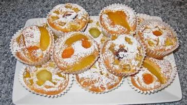 apfelkuchen-ohne-reue Zutaten: 4 Äpfel (geschält, entkernt und in dünnen Scheiben) 200 g Vollkornmehl 100 g Mandelmehl 100 g Kokosöl (geschmolzen) 150 g Ahornsirup 4 Eier 1 TL Zimt 1 TL Backpulver Eine Prise Salz Zubereitung: Backofen vorheizen: Den Backofen auf 180 °C vorheizen und eine Kuchenform mit Kokosöl einfetten. Trockene Zutaten mischen: In einer Schüssel Vollkornmehl, Mandelmehl, Zimt, Backpulver und eine Prise Salz vermengen. Nasse Zutaten hinzufügen: In einer separaten Schüssel Eier, geschmolzenes Kokosöl und Ahornsirup gut verrühren. Teig zusammenführen: Die trockenen Zutaten in die nassen Zutaten einrühren, bis ein gleichmäßiger Teig entsteht. Äpfel hinzufügen: Die dünnen Apfelscheiben vorsichtig unter den Teig heben. Backen: Den Teig in die vorbereitete Kuchenform geben und gleichmäßig verteilen. Im vorgeheizten Backofen etwa 40-45 Minuten backen, bis der Kuchen goldbraun ist und beim Einstechen mit einem Zahnstocher keine Teigreste kleben bleiben. Abkühlen lassen: Den Apfelkuchen aus dem Ofen nehmen und in der Form vollständig abkühlen lassen, bevor er aus der Form genommen wird. Dieser Apfelkuchen ohne Reue vereint den köstlichen Geschmack von Äpfeln mit gesunden Zutaten. Perfekt für alle, die Wert auf eine bewusste Ernährung legen, ohne auf den Genuss eines saftigen Kuchens verzichten zu wollen. Probieren Sie dieses Rezept aus und lassen Sie sich von einem gesunden, süßen Vergnügen überraschen!