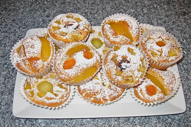 apfelkuchen-ohne-reue Zutaten: 4 Äpfel (geschält, entkernt und in dünnen Scheiben) 200 g Vollkornmehl 100 g Mandelmehl 100 g Kokosöl (geschmolzen) 150 g Ahornsirup 4 Eier 1 TL Zimt 1 TL Backpulver Eine Prise Salz Zubereitung: Backofen vorheizen: Den Backofen auf 180 °C vorheizen und eine Kuchenform mit Kokosöl einfetten. Trockene Zutaten mischen: In einer Schüssel Vollkornmehl, Mandelmehl, Zimt, Backpulver und eine Prise Salz vermengen. Nasse Zutaten hinzufügen: In einer separaten Schüssel Eier, geschmolzenes Kokosöl und Ahornsirup gut verrühren. Teig zusammenführen: Die trockenen Zutaten in die nassen Zutaten einrühren, bis ein gleichmäßiger Teig entsteht. Äpfel hinzufügen: Die dünnen Apfelscheiben vorsichtig unter den Teig heben. Backen: Den Teig in die vorbereitete Kuchenform geben und gleichmäßig verteilen. Im vorgeheizten Backofen etwa 40-45 Minuten backen, bis der Kuchen goldbraun ist und beim Einstechen mit einem Zahnstocher keine Teigreste kleben bleiben. Abkühlen lassen: Den Apfelkuchen aus dem Ofen nehmen und in der Form vollständig abkühlen lassen, bevor er aus der Form genommen wird. Dieser Apfelkuchen ohne Reue vereint den köstlichen Geschmack von Äpfeln mit gesunden Zutaten. Perfekt für alle, die Wert auf eine bewusste Ernährung legen, ohne auf den Genuss eines saftigen Kuchens verzichten zu wollen. Probieren Sie dieses Rezept aus und lassen Sie sich von einem gesunden, süßen Vergnügen überraschen!