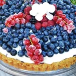 BEERENTARTE MIT HOLUNDER-JOGHURT-CREME