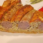 Bratwurst–Torte-mit-Senfkruste