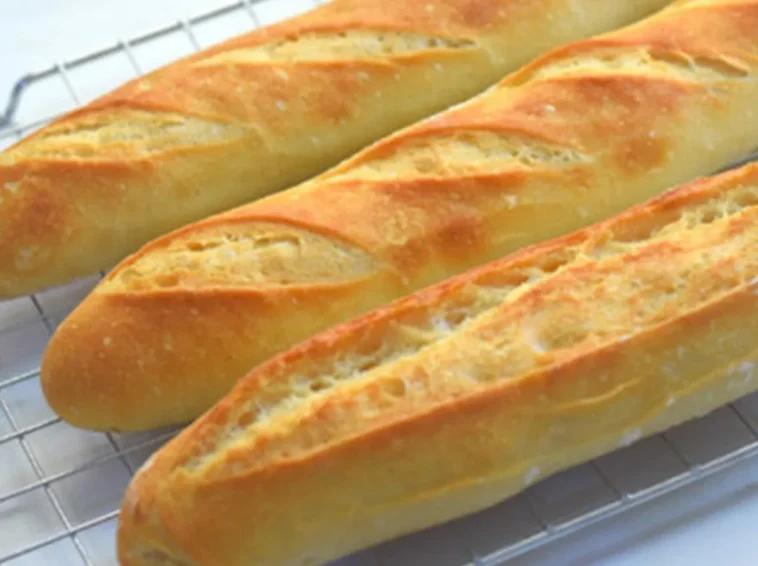 KNUSPRIGE FRANZÖSISCHE BAGUETTES