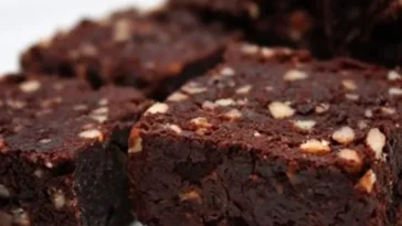 Mandel-Schokoladen-Brownies-mit-dunkler-und-weiser-Schokolade