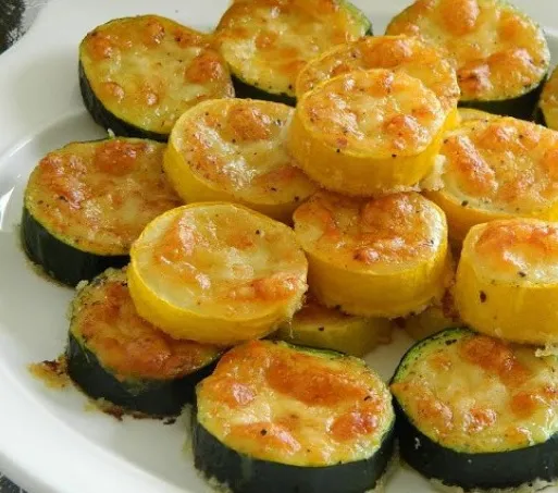 Zucchinischeiben mit Käse überbacken – ein super schnelles Abendessen ...