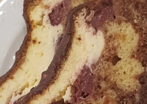 Marmorkuchen-mit-Sauerkirschen-und-Frischkasekern