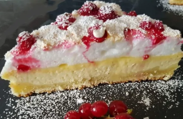 Ribisel-Kasekuchen-mit-Baiserhaubchen