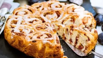 Rosettenkuchen-mit-Zwetschgen-Kirsch-Mix