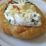 Ungarische Langos mit Knoblauchcreme und Käse