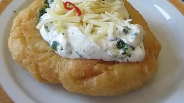 Ungarische Langos mit Knoblauchcreme und Käse