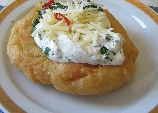 Ungarische Langos mit Knoblauchcreme und Käse