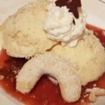 Vanillekipferl-Parfait-mit-lauwarmen-Zwetschkenroster