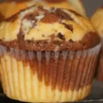 Donauwellen-Muffins-gefullt-mit-Kinder-Schokobons