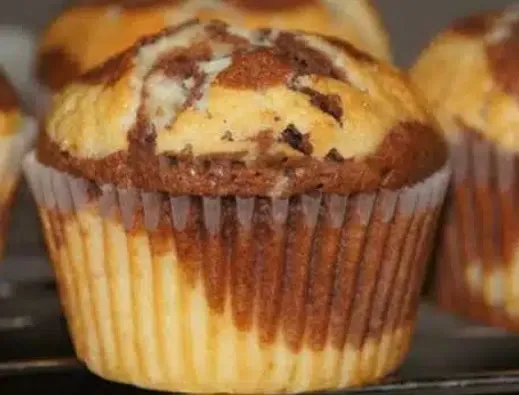 Donauwellen-Muffins-gefullt-mit-Kinder-Schokobons