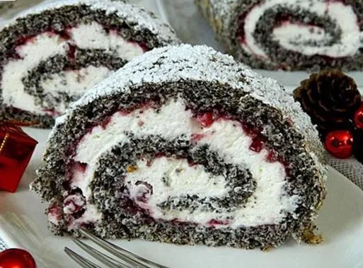 Erdbeer Nuss Roulade