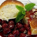 Rahmbuchteln mit Kirschen