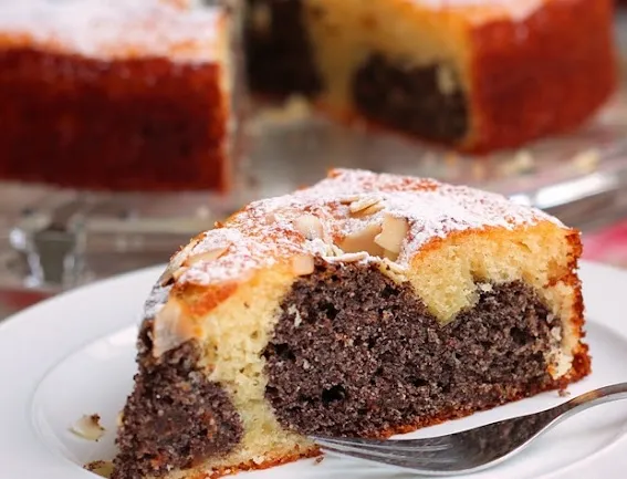 SAFTIGER MOHNKUCHEN MIT JOGHURT