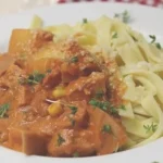 Wurstgulasch mit Bandnudeln