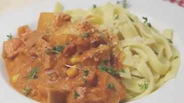 Wurstgulasch mit Bandnudeln