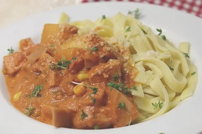 Wurstgulasch mit Bandnudeln