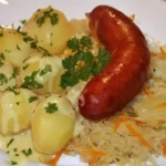 Ananas-Sauerkraut mit Knackwurst