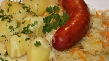 Ananas-Sauerkraut mit Knackwurst