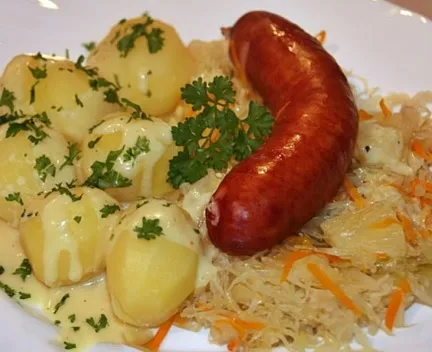 Ananas-Sauerkraut mit Knackwurst